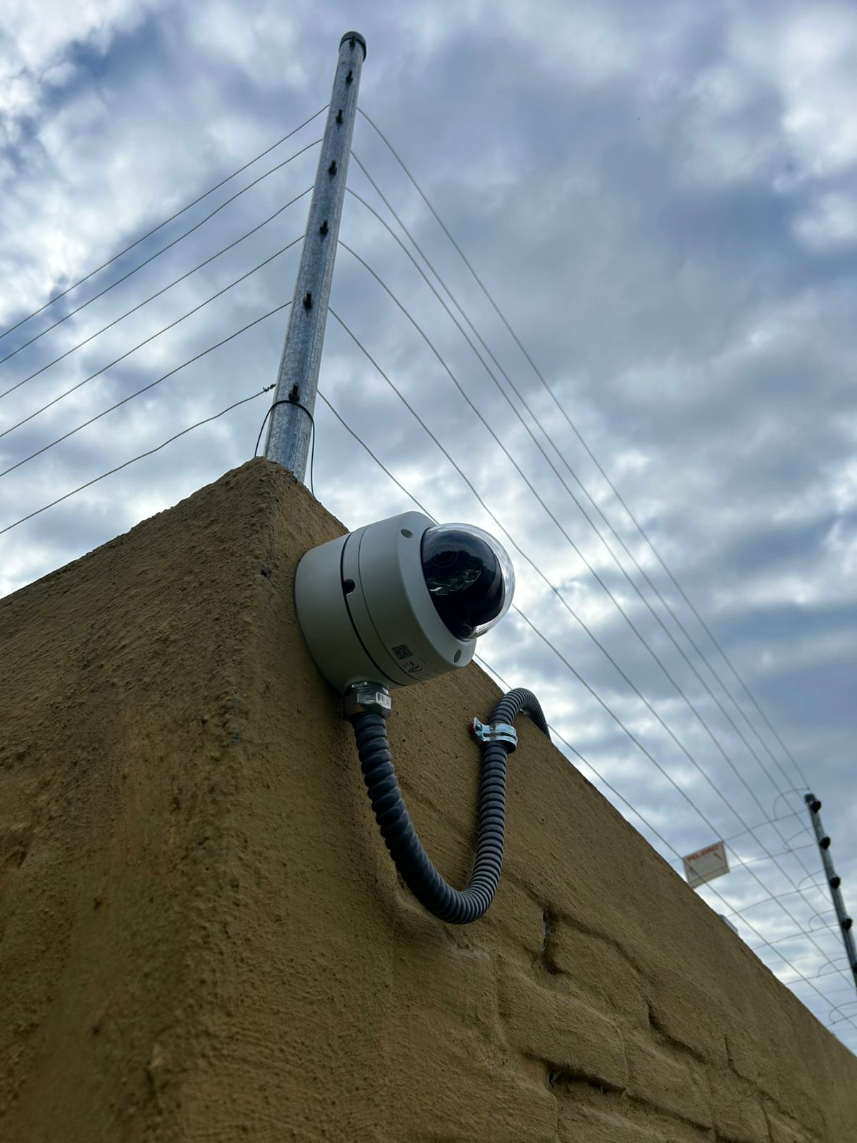 Cámara domo de alta definición instalada en techo — SyR Technology Zapopan