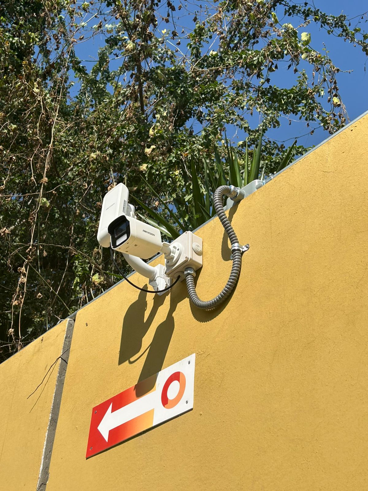 Cámara Hikvision tipo bala instalada en barda exterior — SyR Technology Guadalajara