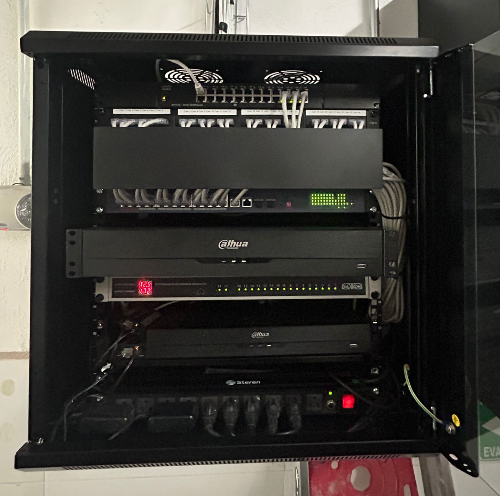 Rack de comunicaciones con NVR Dahua, switches y gestión de red — instalación SyR Technology